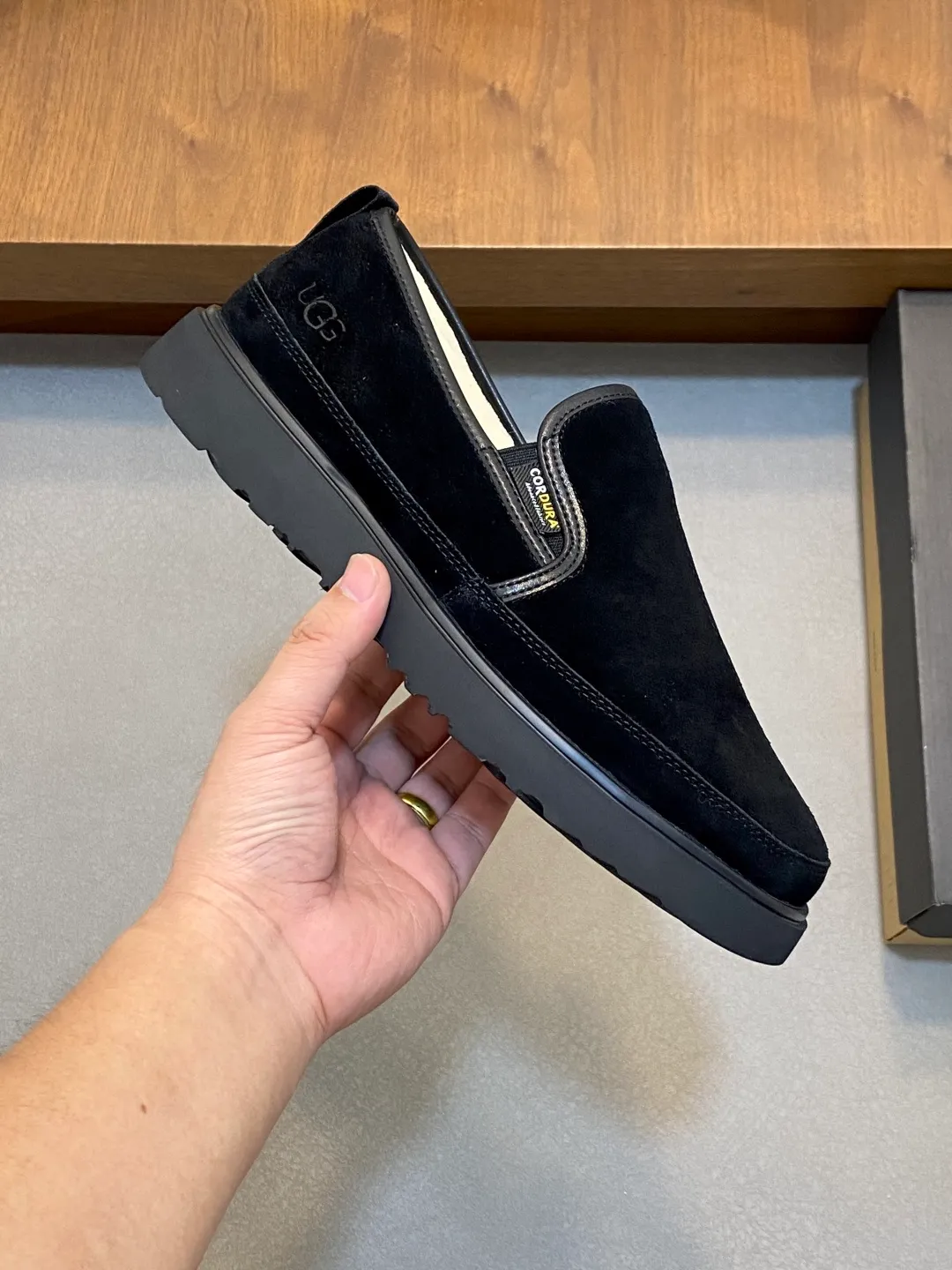 Men's shoes 💰580 New UGG fur-integrated men's simple and fashionable snow shoes. The most worth buying at the end of this year are warm casual shoes. Whether you are out and about at home, their comfortable and warm performance will be your most suitable fashion companion! The material is cowhide upper and imported wool is used inside. Two layers of cowhide for warmth and comfort! The eva+ rubber patch outsole is cushioned, non-slip and wear-resistant, and has good elasticity. It is light and wear-resistant, comfortable and soft, and the new simple cut is more fashionable. It has both practicality and fashion sense, so you no longer have to worry about how to match it in winter, while still maintaining your fashionable taste. High-quality genuine wool produced in Dongguan. The material depends on the details! Size: 39-40-41-42-43-44-45 sneaker size